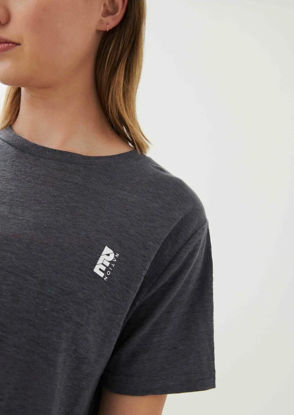 BASE JUMP TEE IN CHARCOAL